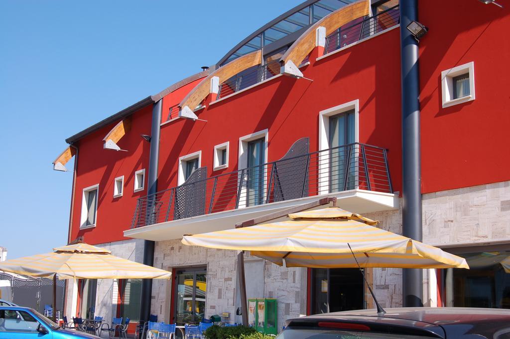 Hotel Flaminio Tavernelle Serrungarina Exterior foto
