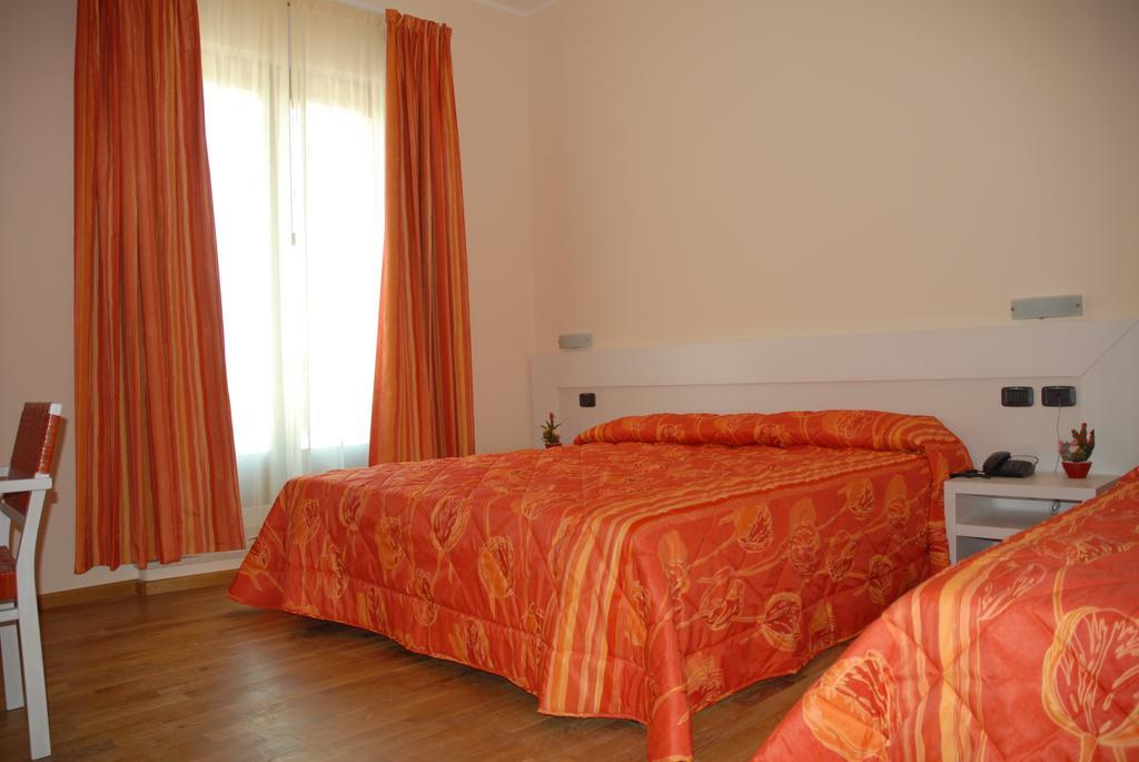Hotel Flaminio Tavernelle Serrungarina Exterior foto