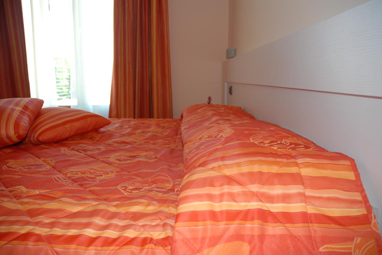 Hotel Flaminio Tavernelle Serrungarina Cameră foto